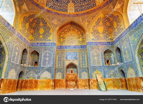 The Great Mihrab of Masjid-i Shah: An Ode to Turquoise and Intricate Geometry!