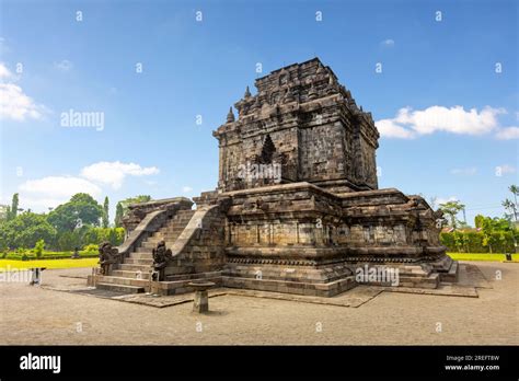 Candi Mendut! Bir Keşif Yolculuğunda Hinduizm ve Budizm İkilemi