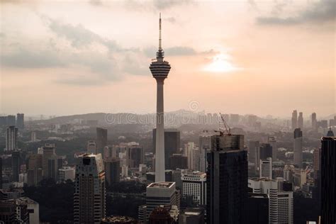  Kuala Lumpur Sunset : Iridescent Hues Capturing the Essence of Urban Serenity!