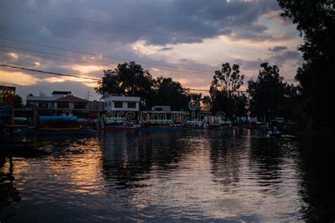  Xochimilco Lagoon Sunset ile Renkli Bir Rüya Yaratışı!